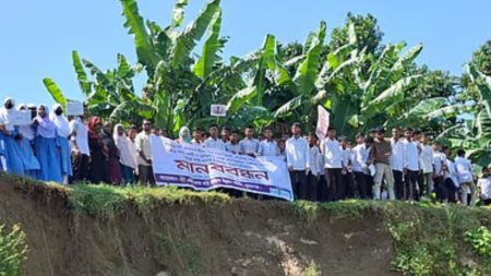 প্রশাসনের নীরবতার কারনে ঠেকানো যাচ্ছেনা ধোপাজান চলতি নদী থেকে অবৈধভাবে বালু উত্তোলন!