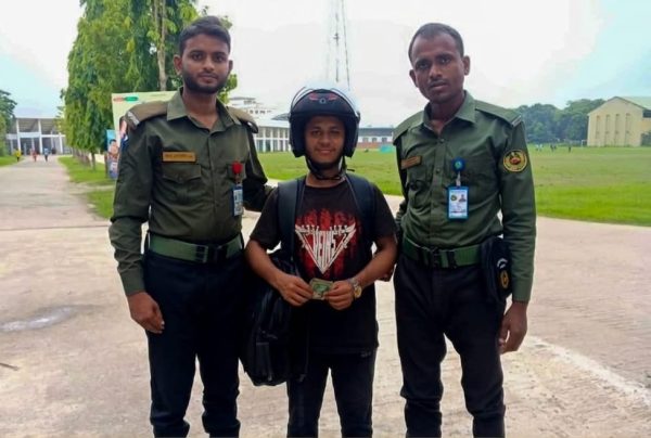 আনসারের সততায় মিলল টাকাসহ হারানো ব্যাগ